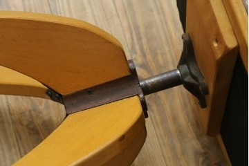 和製ヴィンテージ　昭和レトロ　背もたれに透かし彫りの入ったレトロなドクターチェア　(R-085720)