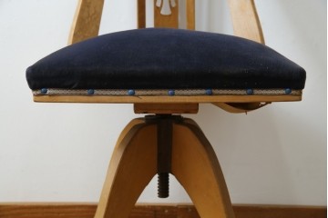 和製ヴィンテージ　背もたれに透かし彫りの入ったレトロなドクターチェア　(R-085720)