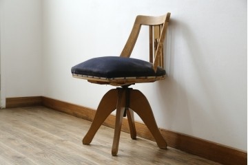 和製ヴィンテージ　背もたれに透かし彫りの入ったレトロなドクターチェア　(R-085720)