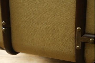 アメリカヴィンテージ　希少デザイン　国内流通少　鋲打ちと布張りが印象的なトランク風の本棚　(R-085722)