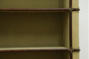 アメリカヴィンテージ　希少デザイン　国内流通少　鋲打ちと布張りが印象的なトランク風の本棚　(R-085722)