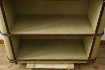 アメリカヴィンテージ　希少デザイン　国内流通少　鋲打ちと布張りが印象的なトランク風の本棚　(R-085722)
