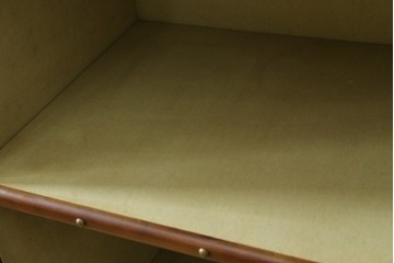 アメリカヴィンテージ　希少デザイン　国内流通少　鋲打ちと布張りが印象的なトランク風の本棚　(R-085722)