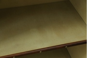 アメリカヴィンテージ　希少デザイン　国内流通少　鋲打ちと布張りが印象的なトランク風の本棚　(R-085722)