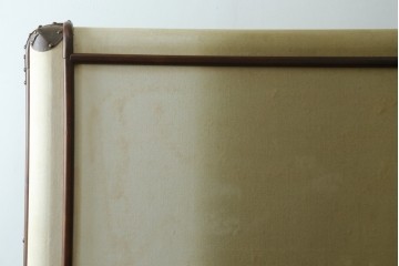 アメリカヴィンテージ　希少デザイン　国内流通少　鋲打ちと布張りが印象的なトランク風の本棚　(R-085722)