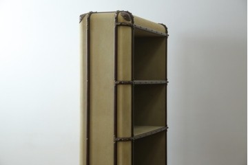 アメリカヴィンテージ　希少デザイン　国内流通少　鋲打ちと布張りが印象的なトランク風の本棚　(R-085722)