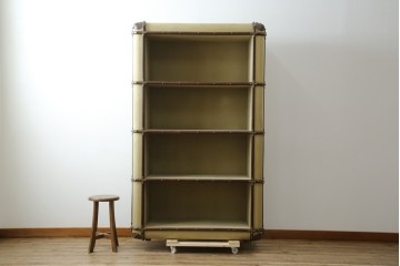 アメリカヴィンテージ　希少デザイン　国内流通少　鋲打ちと布張りが印象的なトランク風の本棚　(R-085722)