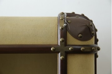 アメリカヴィンテージ　希少デザイン　国内流通少　鋲打ちと布張りが印象的なトランク風の本棚　(R-085722)