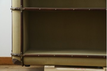 アメリカヴィンテージ　希少デザイン　国内流通少　鋲打ちと布張りが印象的なトランク風の本棚　(R-085722)