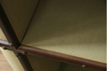 アメリカヴィンテージ　希少デザイン　国内流通少　鋲打ちと布張りが印象的なトランク風の本棚　(R-085722)