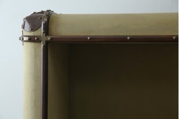 アメリカヴィンテージ　希少デザイン　国内流通少　鋲打ちと布張りが印象的なトランク風の本棚　(R-085722)