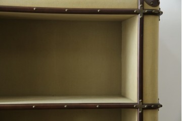 アメリカヴィンテージ　希少デザイン　国内流通少　鋲打ちと布張りが印象的なトランク風の本棚　(R-085722)