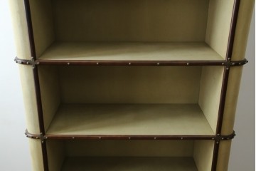 アメリカヴィンテージ　希少デザイン　国内流通少　鋲打ちと布張りが印象的なトランク風の本棚　(R-085722)