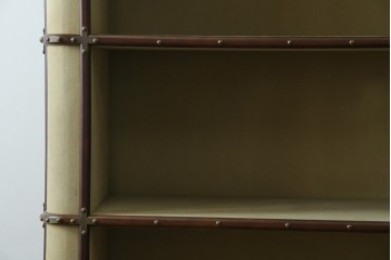 アメリカヴィンテージ　希少デザイン　国内流通少　鋲打ちと布張りが印象的なトランク風の本棚　(R-085722)