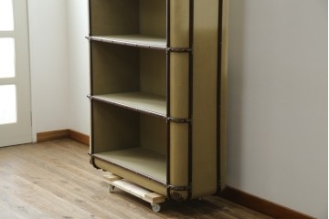 アメリカヴィンテージ　希少デザイン　国内流通少　鋲打ちと布張りが印象的なトランク風の本棚　(R-085722)