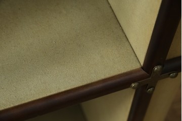 アメリカヴィンテージ　希少デザイン　国内流通少　鋲打ちと布張りが印象的なトランク風の本棚　(R-085722)