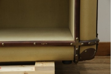 アメリカヴィンテージ　希少デザイン　国内流通少　鋲打ちと布張りが印象的なトランク風の本棚　(R-085722)