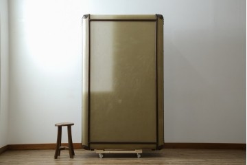 アメリカヴィンテージ　希少デザイン　国内流通少　鋲打ちと布張りが印象的なトランク風の本棚　(R-085722)