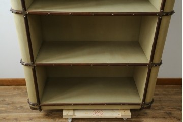 アメリカヴィンテージ　希少デザイン　国内流通少　鋲打ちと布張りが印象的なトランク風の本棚　(R-085722)