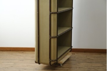 アメリカヴィンテージ　希少デザイン　国内流通少　鋲打ちと布張りが印象的なトランク風の本棚　(R-085722)