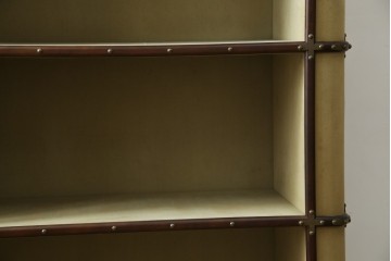 アメリカヴィンテージ　希少デザイン　国内流通少　鋲打ちと布張りが印象的なトランク風の本棚　(R-085722)