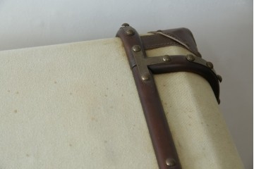 アメリカヴィンテージ　希少デザイン　国内流通少　旅のトランクを思わせる布張りの本棚　(R-085723)