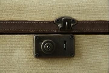 アメリカヴィンテージ　希少デザイン　国内流通少　旅のトランクを思わせる布張りの本棚　(R-085723)