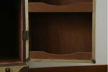 アメリカヴィンテージ　希少デザイン　国内流通少　収納構造が楽しいトランク風の布張りキャビネット　(R-085724)