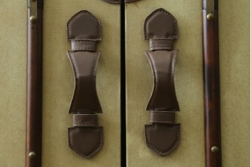 アメリカヴィンテージ　希少デザイン　国内流通少　収納構造が楽しいトランク風の布張りキャビネット　(R-085724)