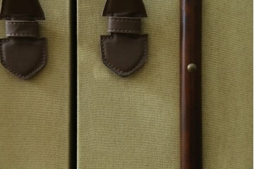 アメリカヴィンテージ　希少デザイン　国内流通少　収納構造が楽しいトランク風の布張りキャビネット　(R-085724)