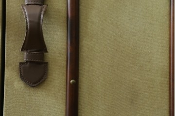 アメリカヴィンテージ　希少デザイン　国内流通少　収納構造が楽しいトランク風の布張りキャビネット　(R-085724)