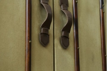 アメリカヴィンテージ　希少デザイン　国内流通少　収納構造が楽しいトランク風の布張りキャビネット　(R-085724)