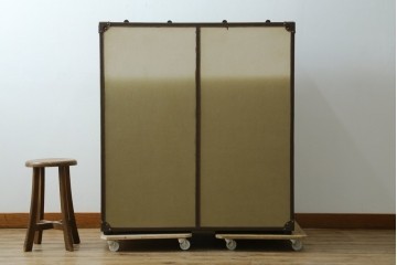 アメリカヴィンテージ　希少デザイン　国内流通少　収納構造が楽しいトランク風の布張りキャビネット　(R-085724)