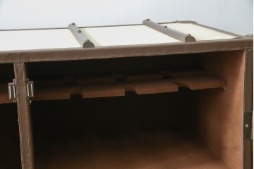 アメリカヴィンテージ　希少デザイン　国内流通少　収納構造が楽しいトランク風の布張りキャビネット　(R-085724)