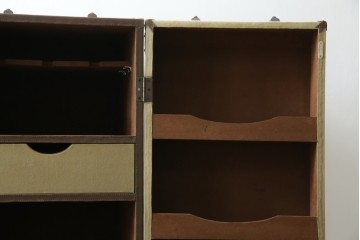 アメリカヴィンテージ　希少デザイン　国内流通少　収納構造が楽しいトランク風の布張りキャビネット　(R-085724)