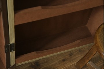 アメリカヴィンテージ　希少デザイン　国内流通少　収納構造が楽しいトランク風の布張りキャビネット　(R-085724)