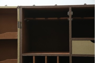 アメリカヴィンテージ　希少デザイン　国内流通少　収納構造が楽しいトランク風の布張りキャビネット　(R-085724)