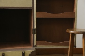 アメリカヴィンテージ　希少デザイン　国内流通少　収納構造が楽しいトランク風の布張りキャビネット　(R-085724)