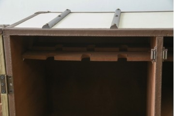 アメリカヴィンテージ　希少デザイン　国内流通少　収納構造が楽しいトランク風の布張りキャビネット　(R-085724)