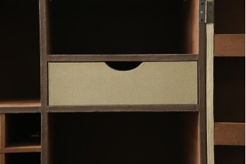 アメリカヴィンテージ　希少デザイン　国内流通少　収納構造が楽しいトランク風の布張りキャビネット　(R-085724)