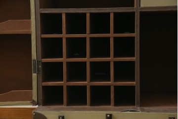 アメリカヴィンテージ　希少デザイン　国内流通少　収納構造が楽しいトランク風の布張りキャビネット　(R-085724)