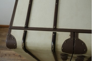 アメリカヴィンテージ　希少デザイン　国内流通少　収納構造が楽しいトランク風の布張りキャビネット　(R-085724)