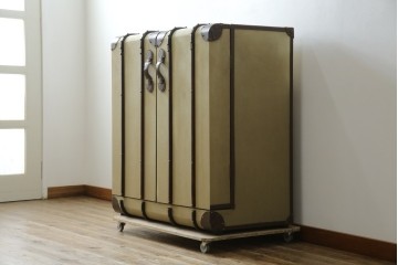 アメリカヴィンテージ　希少デザイン　国内流通少　収納構造が楽しいトランク風の布張りキャビネット　(R-085724)