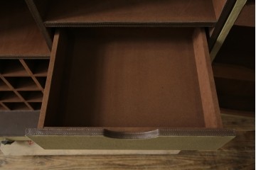 アメリカヴィンテージ　希少デザイン　国内流通少　収納構造が楽しいトランク風の布張りキャビネット　(R-085724)