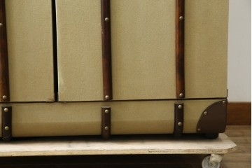 アメリカヴィンテージ　希少デザイン　国内流通少　収納構造が楽しいトランク風の布張りキャビネット　(R-085724)