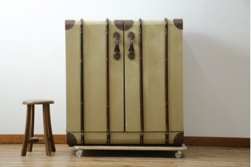 アメリカヴィンテージ　希少デザイン　国内流通少　収納構造が楽しいトランク風の布張りキャビネット　(R-085724)