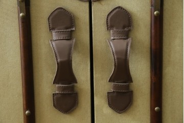 アメリカヴィンテージ　希少デザイン　国内流通少　収納構造が楽しいトランク風の布張りキャビネット　(R-085724)