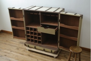 アメリカヴィンテージ　希少デザイン　国内流通少　収納構造が楽しいトランク風の布張りキャビネット　(R-085724)