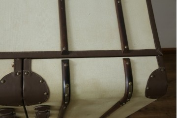 アメリカヴィンテージ　希少デザイン　国内流通少　収納構造が楽しいトランク風の布張りキャビネット　(R-085724)