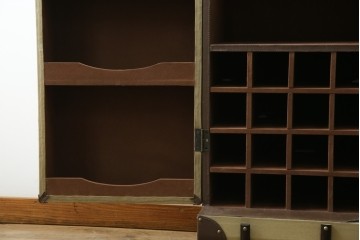 アメリカヴィンテージ　希少デザイン　国内流通少　収納構造が楽しいトランク風の布張りキャビネット　(R-085724)